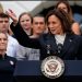 Kamala Harris aparece en público; afirma que Biden ha hecho más en un mandato que otros en dos
