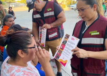 Entrega diputada Karina Zárate lentes a vecinos de la colonia Urbi Villa del Prado