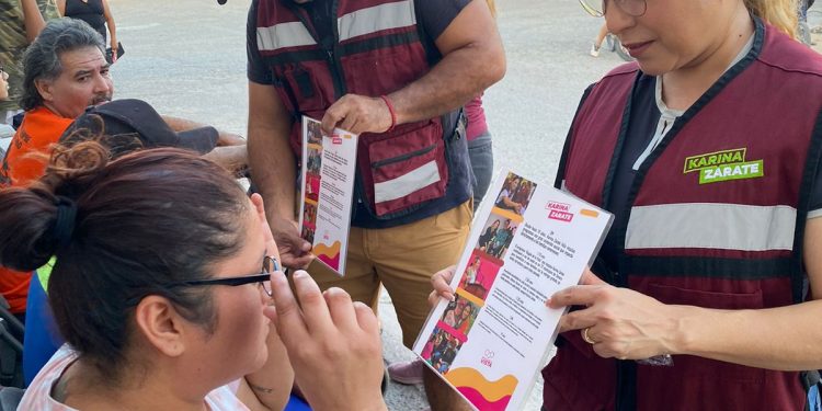 Entrega diputada Karina Zárate lentes a vecinos de la colonia Urbi Villa del Prado