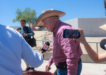 Juez de Arizona dictamina que no se volverá a juzgar a ranchero por abatir a tiros a mexicano