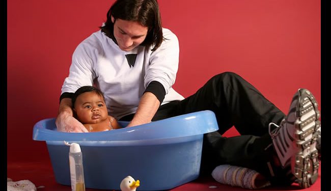 La historia detrás de la foto de Messi bañando a un bebé llamado Lamine Yamal que se ha hecho viral