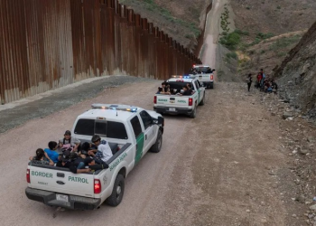 Republicanos Aprueban Programa para Mayor Deportación de Migrantes en la Historia de EUA