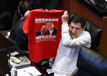 “Obrador presidente, Noroña es el siguiente”; diputado exhibe playera en Congreso