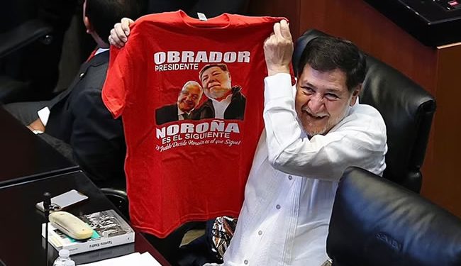 “Obrador presidente, Noroña es el siguiente”; diputado exhibe playera en Congreso