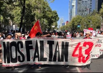 Padres de los 43 aún analizan el reporte que les entregó AMLO