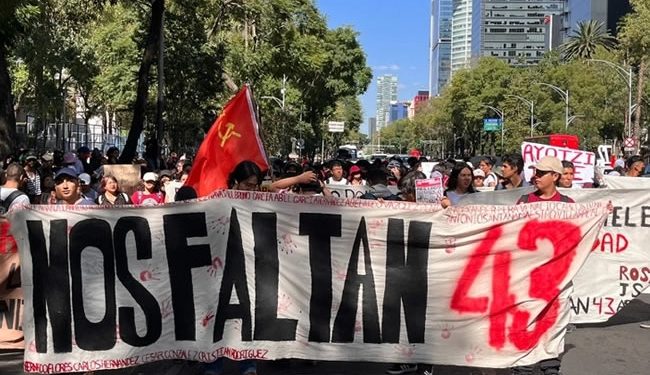 Padres de los 43 aún analizan el reporte que les entregó AMLO
