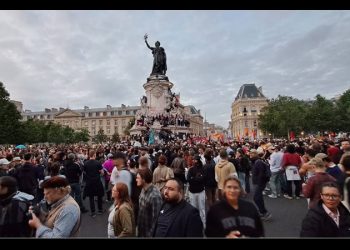 Miles de personas celebran en la Plaza de la República la derrota de la ultraderecha francesa