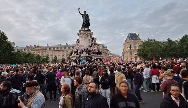 Miles de personas celebran en la Plaza de la República la derrota de la ultraderecha francesa