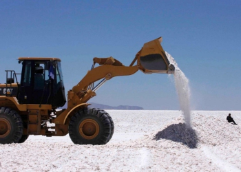 Riad estudia invertir en producción de litio chilena