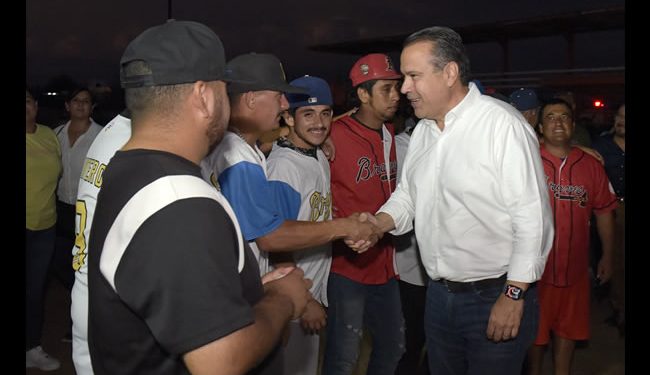 Entrega Toño Astiazarán iluminación de campo de béisbol en Bahía de Kino