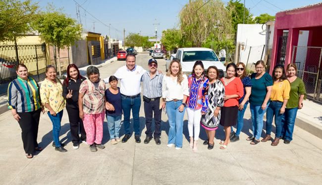 Entrega Toño Astiazarán rehabilitación con concreto hidráulico de calle en la Jacinto López