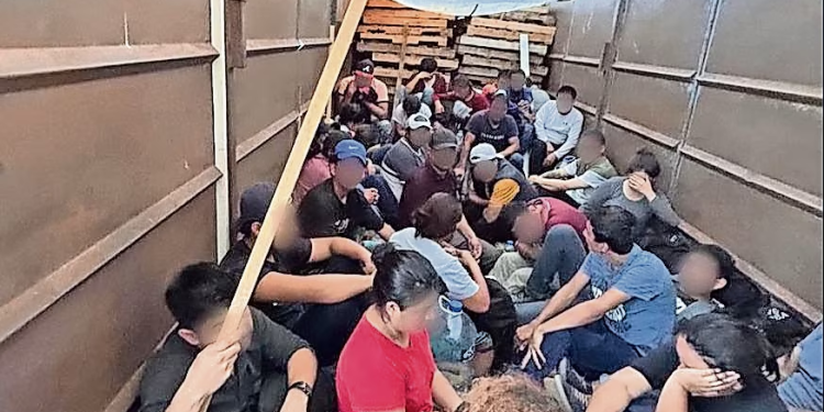 Se incrementa el traslado de migrantes en tráileres