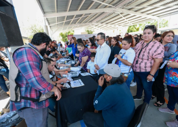 Cumple Alfonso Durazo entrega de uniformes escolares gratuitos en 68 municipios de Sonora