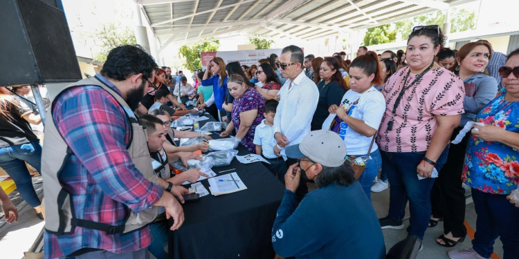 Cumple Alfonso Durazo entrega de uniformes escolares gratuitos en 68 municipios de Sonora