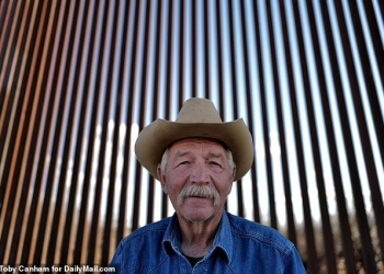 Ganadero que ha visto a 500.000 migrantes cruzar su propiedad fronteriza revela las artimañas de los cárteles para ganarles 3,5 millones de dólares al día