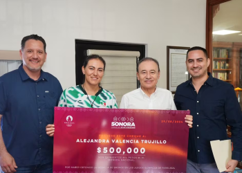 Alfonso Durazo entregó estímulo económico a Alejandra Valencia, ganadora en Paris 2024
