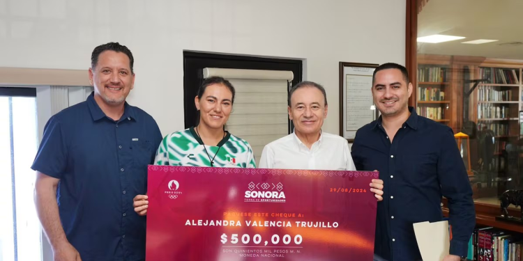 Alfonso Durazo entregó estímulo económico a Alejandra Valencia, ganadora en Paris 2024