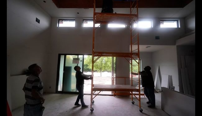 Los datos contradicen a Trump: los inmigrantes no roban trabajos, salvan la economía