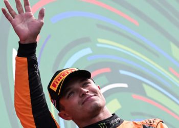 Norris se impone a Verstappen en Gran Premio de Países Bajos de F1.. Checo se agencia el sexto puesto.