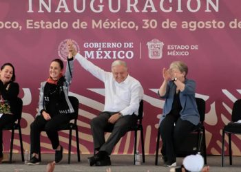 “Ahí vienen las reformas”, celebra AMLO desde Texcoco