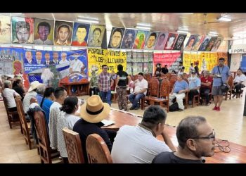 Padres de los 43 normalistas desaparecidos dicen que AMLO fracasó en el caso Ayotzinapa