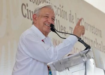 “Un aplauso para los conservadores”; AMLO anuncia entrega de certificados a opositores por “portarse bien”