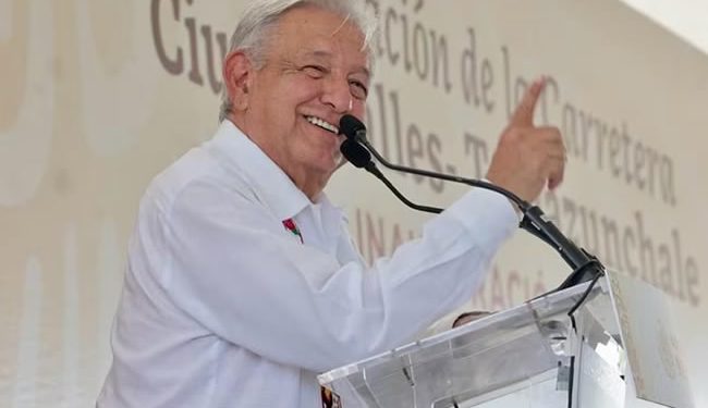 “Un aplauso para los conservadores”; AMLO anuncia entrega de certificados a opositores por “portarse bien”