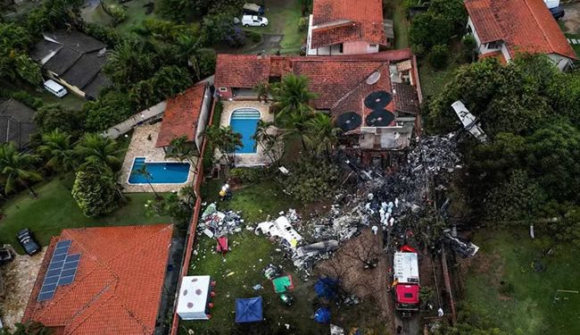 Comienzan a retirar los cuerpos del avión estrellado en Brasil