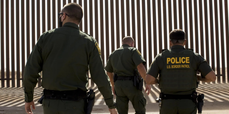 Agente de la Patrulla Fronteriza de EEUU enfrenta cargos por conducta inapropiada durante el proceso de admisión virtual