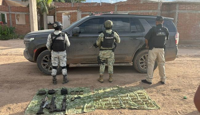 En Sonora, Guardia Nacional y Ejército Mexicano aseguran armamento en camioneta robada en San diego, California