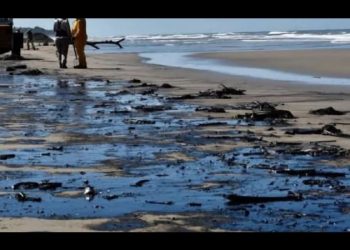 Cierran Playa del Sol cercana a la refinería Olmeca de Dos Bocas; hay residuos de chapopote