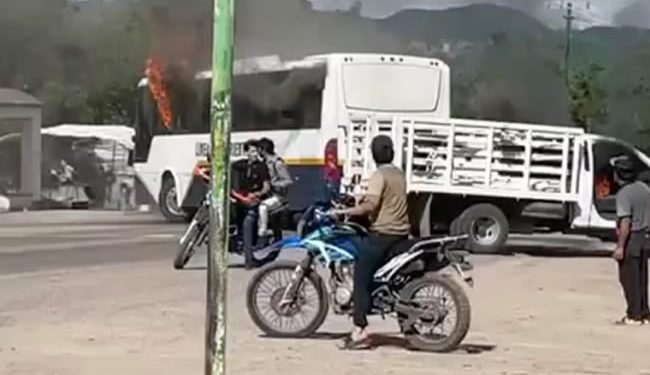 Quema de vehículos, enfrentamientos armados y narcobloqueos: el caos cerca Culiacán