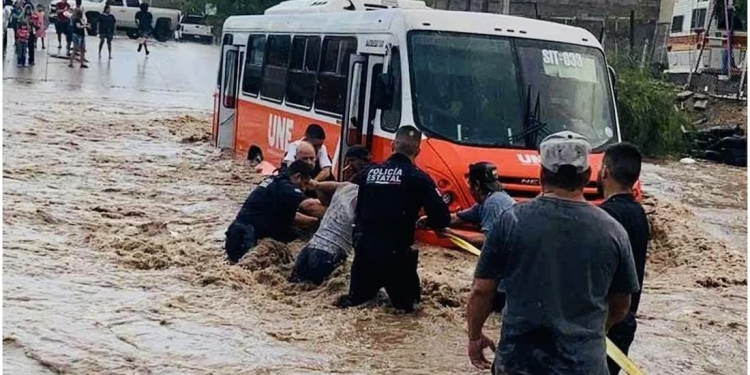 Con cadena humana, rescatan a más de 20 pasajeros de camión varado en arroyo de Sonora