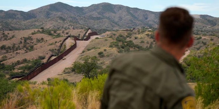 La mano dura de Biden reduce los cruces ilegales en la frontera a su número más bajo en casi cuatro años