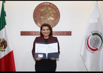 Se registra Lorenia Valles en el Senado República