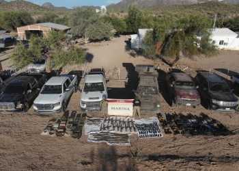 Semar y AMIC aseguran predio, vehículos y arsenal en Pitiquito, Sonora