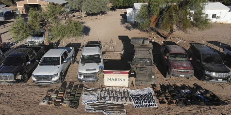 Semar y AMIC aseguran predio, vehículos y arsenal en Pitiquito, Sonora