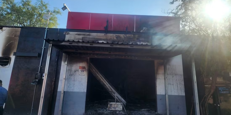 Enfrentamiento en Ejido El Claro en Sonora, deja dos heridos y un expendio incendiado; hay dos detenidos