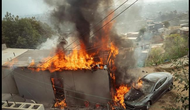 Conecta su Tesla al poste con ‘diablitos’: quema su casa y su auto en Tijuana