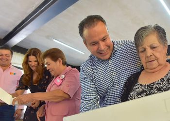 Celebran Patricia Ruibal y Antonio Astiazarán a abuelas y abuelos en su día
