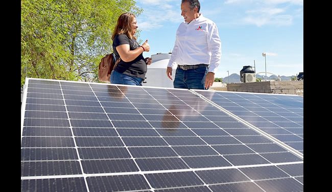 Entrega Toño Astiazarán una vivienda rescatada a pareja con discapacidad auditiva