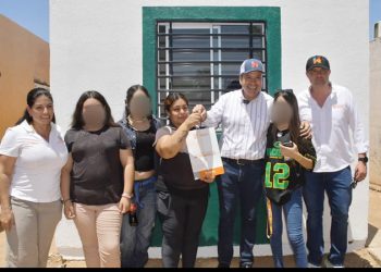 Entrega Toño Astiazarán vivienda Con Hogar CRECES en La Cholla