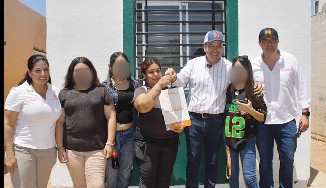 Entrega Toño Astiazarán vivienda Con Hogar CRECES en La Cholla