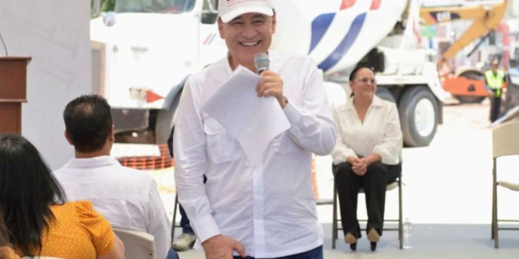 Alfonso Durazo, gobernador de Sonora, resuelve derrame de aguas negras en Guaymas