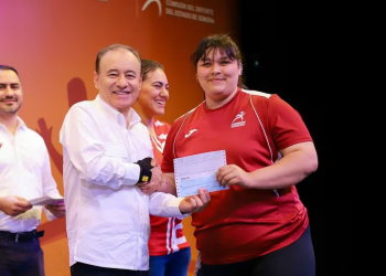 Alfonso Durazo entregó becas deportivas a más de 450 atletas de Sonora