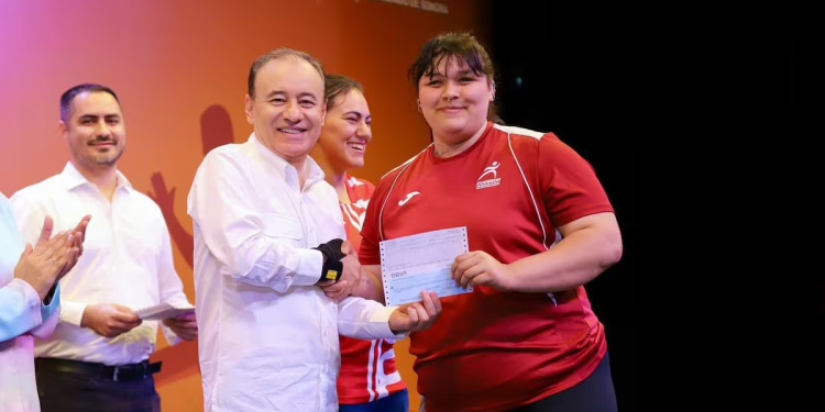 Alfonso Durazo entregó becas deportivas a más de 450 atletas de Sonora