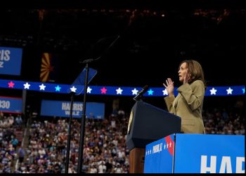 Harris y Walz tienden la mano a los republicanos moderados en Arizona