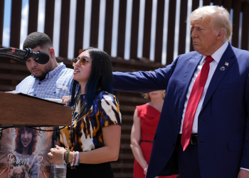 Trump usa un tramo de muro fronterizo en Arizona para criticar acciones migratorias de los demócratas