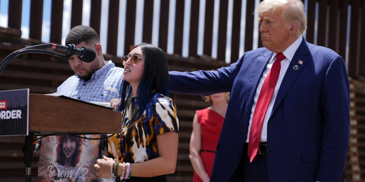 Trump usa un tramo de muro fronterizo en Arizona para criticar acciones migratorias de los demócratas