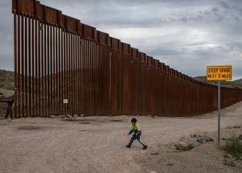 Cárteles mexicanos usan niños para traficar fentanilo a EEUU, señalan autoridades fronterizas